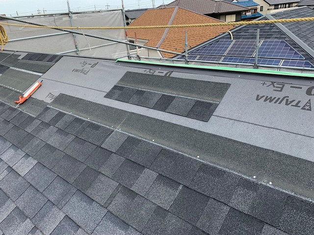 尾張旭市で防水シートの穴あきにより雨漏りが発生した事例、新規のアスファルトシングルを施工し補修工事を完了